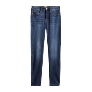 ID: 23 | Mid Rise Skinny Jean